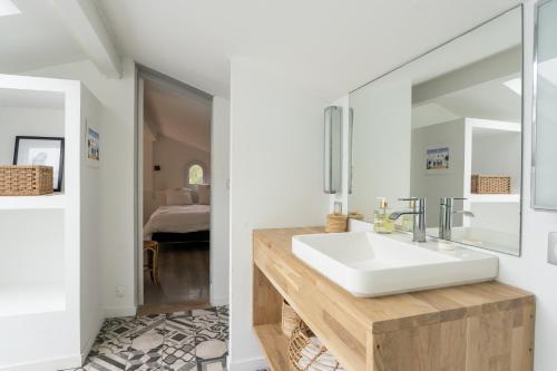 a bathroom with a sink and a mirror at Villa Denise in Bidart