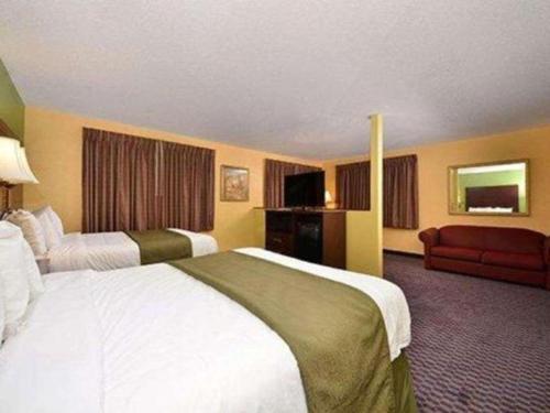 Ένα ή περισσότερα κρεβάτια σε δωμάτιο στο Quality Inn & Suites Grinnell near University