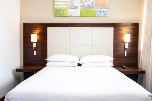 Letto o letti in una camera di Premier Splendid Inn Pinetown