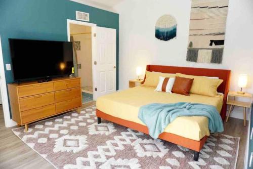 Postel nebo postele na pokoji v ubytování Pets Ok! Boho Bungalow 12mins 2 Beach Wpool Table