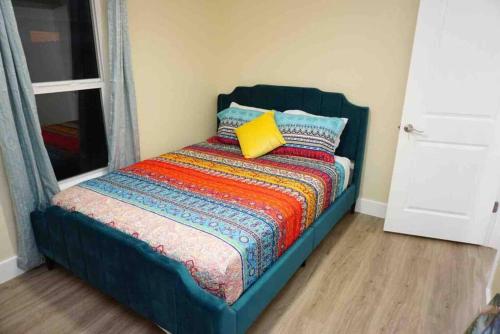 Postel nebo postele na pokoji v ubytování Pets Ok! Boho Bungalow 12mins 2 Beach Wpool Table