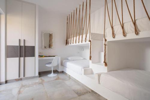 Habitación blanca con cama y escritorio. en Villa Sorriso - Plaka Beach, Seaview, Pool, en Plaka