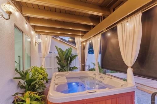 Phòng tắm tại Sleeps 10 Elegant Retreat Hot Tub, Games,Golf