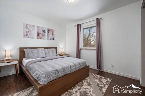 una camera da letto con un letto grande e una finestra di Spacious Ranch W Hot Tub Near Red Rocks a Denver