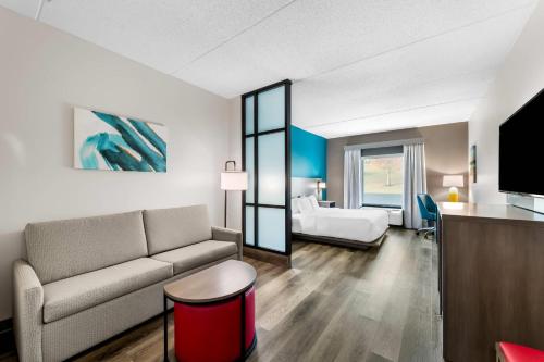a living room with a couch and a bed at Comfort Suites Knoxville West - Farragut in Knoxville
