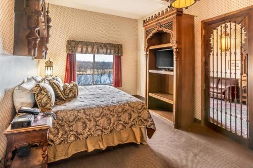 a bedroom with a bed and a window at Riverview Inn & Suites, an Ascend Collection Hotel in Rockford