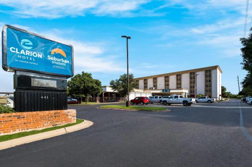 Gambar di galeri bagi Suburban Studios San Angelo near Convention Center di San Angelo