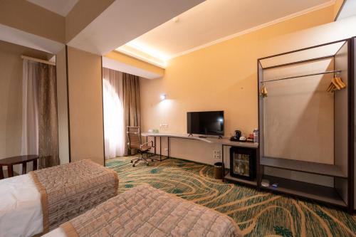 Televisyen dan/atau pusat hiburan di Hotel Kazzhol Almaty