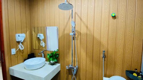 a bathroom with a sink and a shower at Hai Phat Hotel in Tam Tài