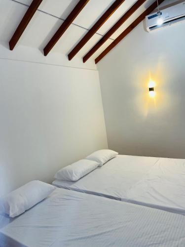 Una cama o camas en una habitación de Mermaid Hostel