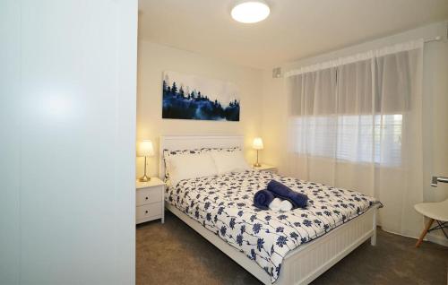 a bedroom with a bed and a window at Rivervale Cosy Stunner Sleeps 2 in Perth