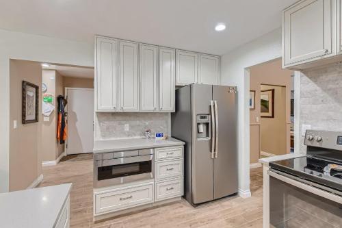 Dapur atau dapur kecil di Mountainside Escape Ev Charger, Patio & Views