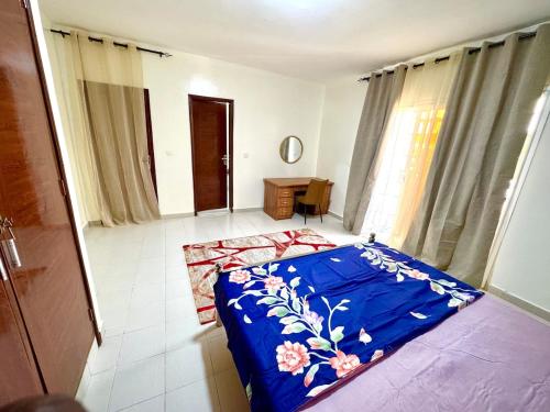 a bedroom with a blue blanket on a bed at Appartement Duplex in Dakar