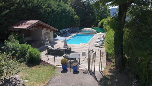 Piscina a Château des Anges o a prop