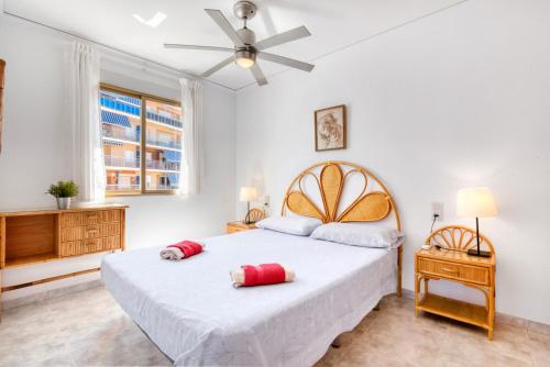une chambre avec un grand lit et un ventilateur de plafond dans l'établissement Vistamar, à Bellreguart