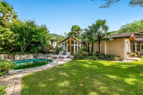 ルガノにあるVilla Tre Piniの裏庭(プール、家あり)
