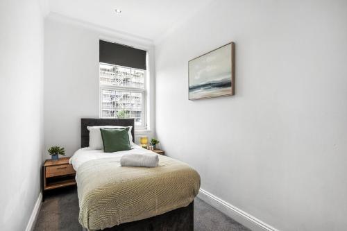 a bedroom with a bed and a window at Silva Getaway Central Brighton in Brighton & Hove