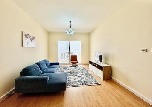 Homes2Retreat - JVC Charm - 1BR Apt with Private Balcony