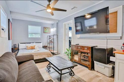 Gallery image of Walk to USF 4BR3BA house Yard & BBQ in Tampa