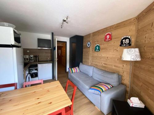 un salon avec un canapé et une table dans l'établissement Résidence Grande Chaume - Super T2 face aux pistes et écoles de ski MAE-5241, à Vénosc