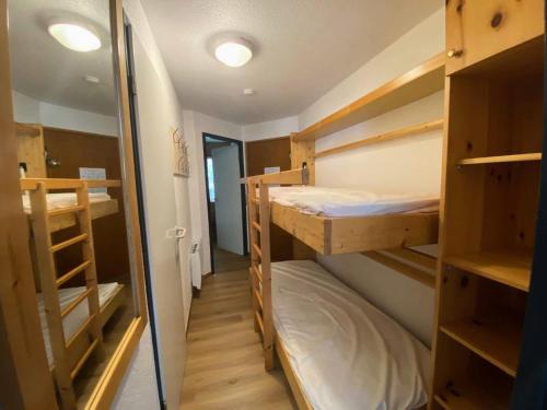 une chambre avec deux lits superposés et un miroir dans l'établissement Résidence Grande Chaume - Super T2 face aux pistes et écoles de ski MAE-5241, à Vénosc