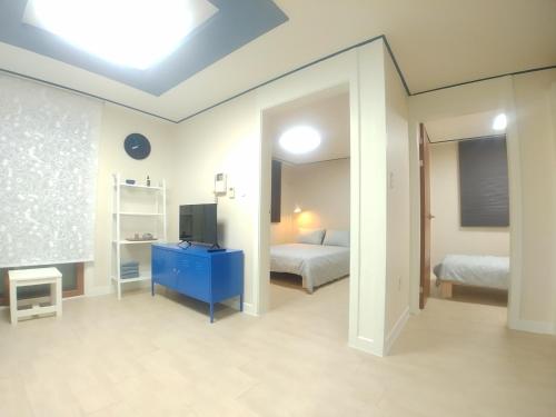 ein Schlafzimmer mit 2 Betten und einer blauen Kommode in der Unterkunft 2beds house near Yeonshinnae, One stop away from Seoul Station by GTX in Seoul