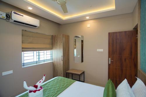 Sreepathi Prayag 11 Service Apartmentにあるベッド
