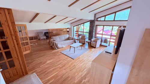 a living room with a couch and a tv at Venus - Apartamente de închiriat in Buşteni
