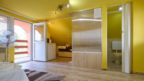 Habitación con baño con ducha y aseo. en Tarsoly kertes nyaraló, en Hajdúszoboszló