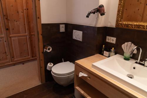 Bilik mandi di Wellnesshotel Mein Almhof Superior
