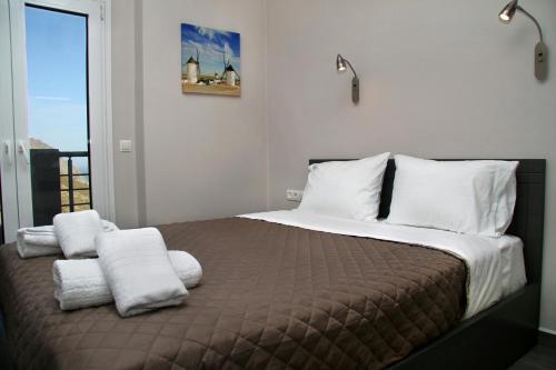 ロダキノにあるAkrotiri Panorama - luxury apartments with sea viewのベッドルーム(白い枕の大型ベッド1台付)