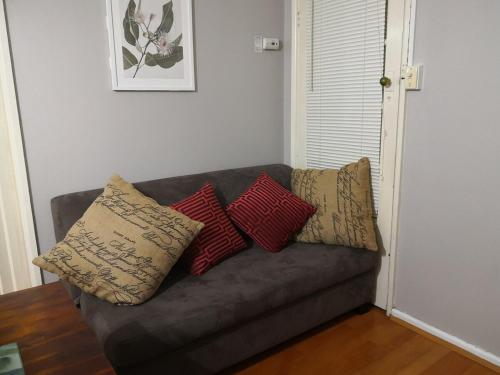 Χώρος καθιστικού στο Quiet house in Narwee