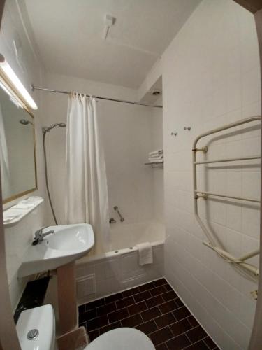 a bathroom with a sink and a toilet and a tub at Koffieboontje Budget in Bruges