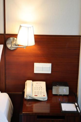 a telephone and a lamp on a table in a hotel room at Liuhua Hotel in Guangzhou
