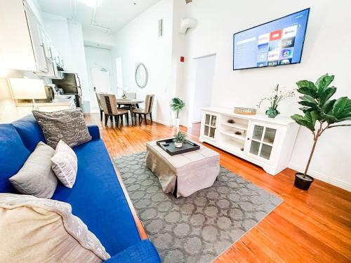 a living room with a blue couch and a table at Gaslamp 2bdrm - W Parking & 5 Beds #303 in San Diego