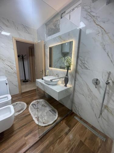 Kupatilo u objektu Arbër apartment