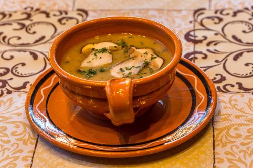 una ciotola di zuppa su un piatto su un tavolo di Brunarica Bled Zatrnik Pokljuka a Bled