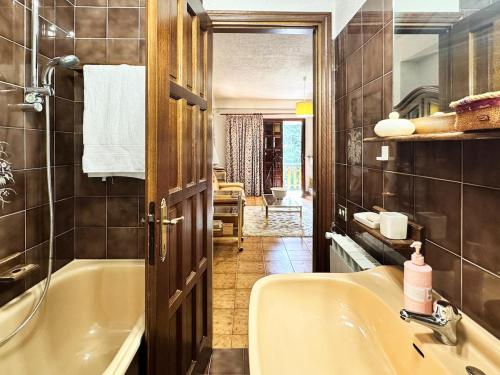 a bathroom with a bath tub and a sink at Residence Le Conifere - Villetta Esclusiva in Filettino Graziani