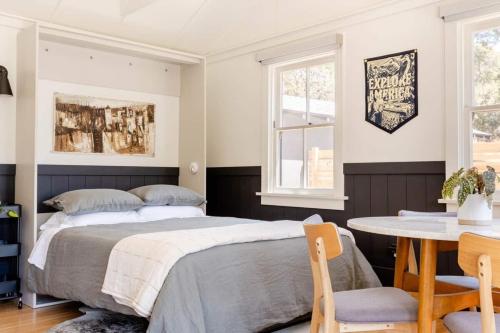 Giường trong phòng chung tại Wild Hair Studio-stylish Farm Stay W Ev Charger