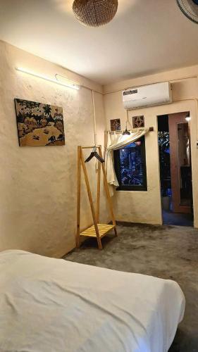 a room with a bed and a tv in it at Maidi Homestay Mui Ne in Mui Ne
