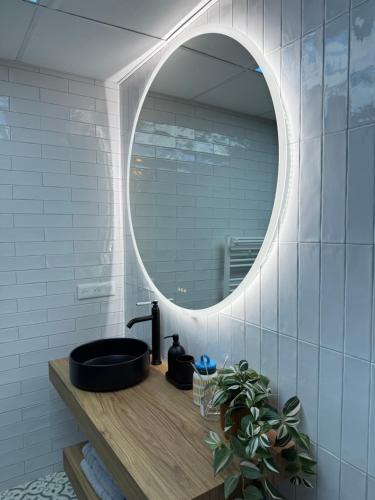 a bathroom with a sink and a mirror at F2 Neuf Luxe Centre Haguenau Parking Gratuit in Haguenau
