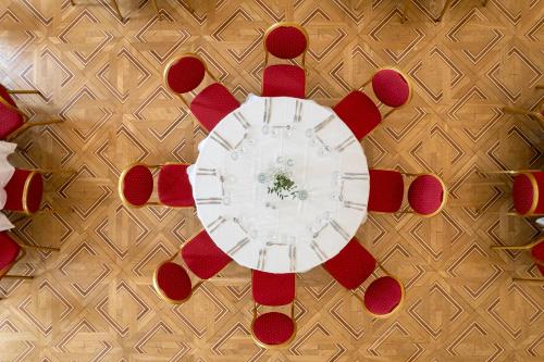 an overhead view of a table with red chairs at Elite Stadshotellet Västerås in Västerås