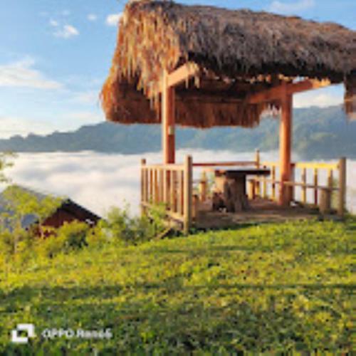 a hut on top of a hill with a view at Homestay Chân Mây Chiêu Lầu Thi in Hoàng Su Phì