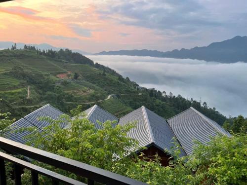 a view of a mountain with clouds in the valley at Homestay Chân Mây Chiêu Lầu Thi in Hoàng Su Phì