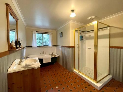 Ένα μπάνιο στο The Tree House Dunsborough