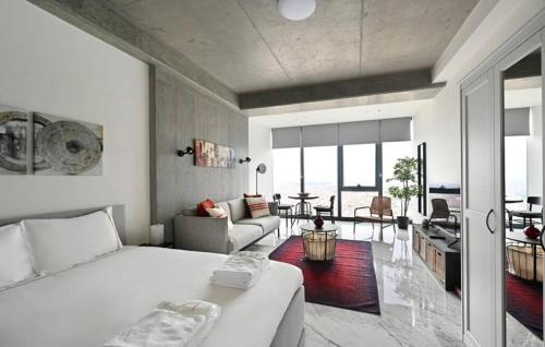 Un lugar para sentarse en Gorgeous Bright Studio w Parking PoolViews! #236