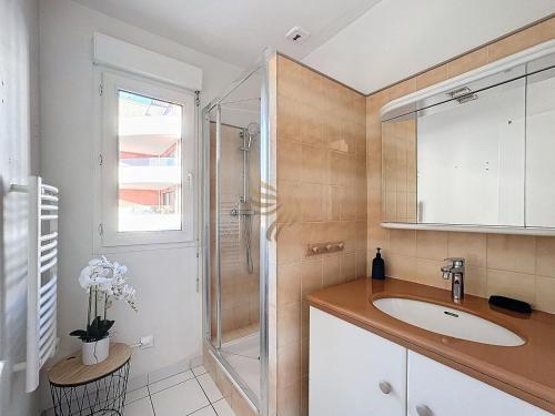 une salle de bain avec un lavabo et une douche dans l'établissement 4p apt – terrace, A/C, WiFi – 100m beach, à Fréjus