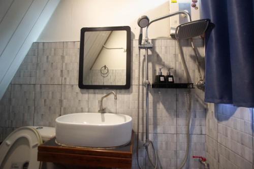 a bathroom with a sink and a mirror at นานาเพชรบูรณ์ รีสอร์ท&คาเฟ่ 