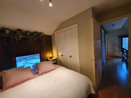 Una cama o camas en una habitación de Promenade dans la Vallée de la Meuse