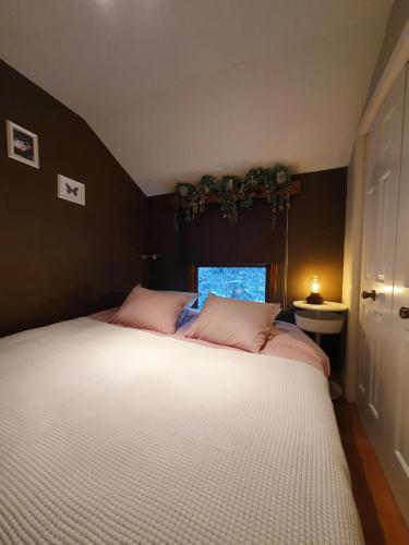 Una cama o camas en una habitación de Promenade dans la Vallée de la Meuse
